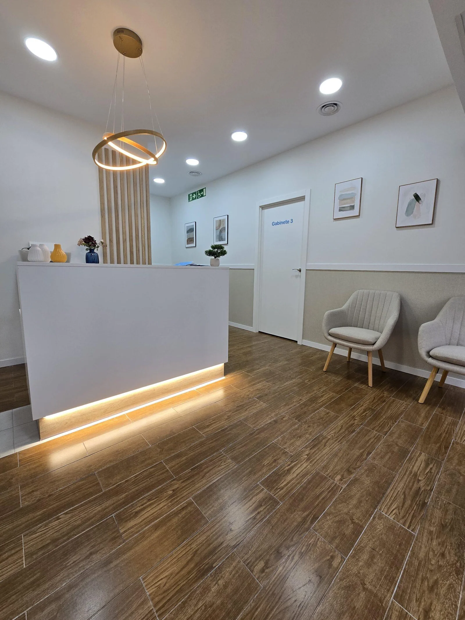 Sala de espera y recepción Clínica Pmedic